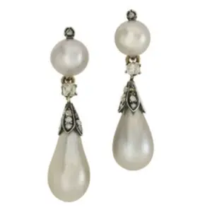 Earrings with four drop-shaped and button-shaped saltwater natural pearls
