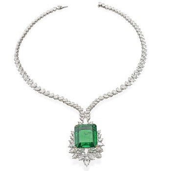 Diamond necklace containing a 68.13 ct emerald from Colombia with minor amounts of oil in fissures. Sold for ca. US$ 1.8 million at Christie’s Geneva in May 2023.