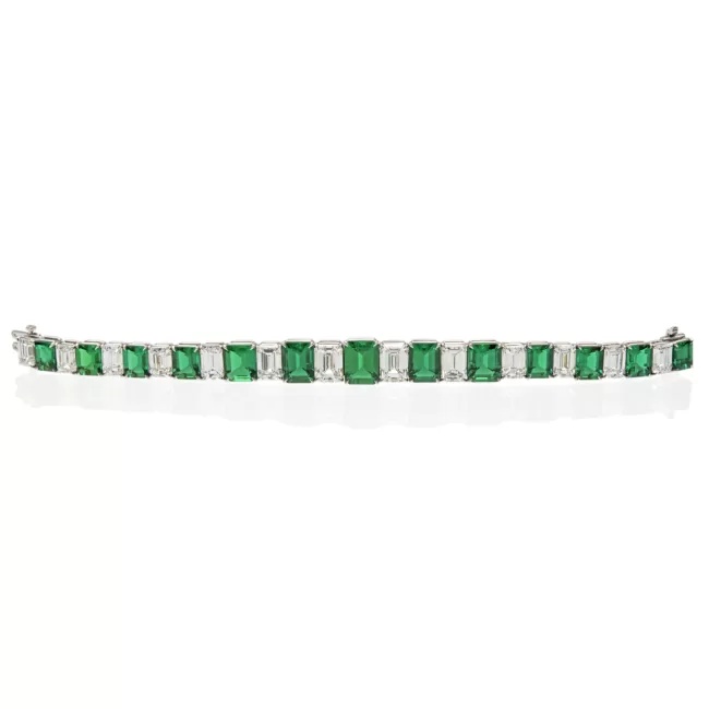 Emerald bracelet with 13 emeralds weighing a total of 25.80 ct, all of Colombian origin, with no indications of clarity modification. Fetched ca. US$ 1.4 million at Sotheby’s Hong Kong sale in October 2023.